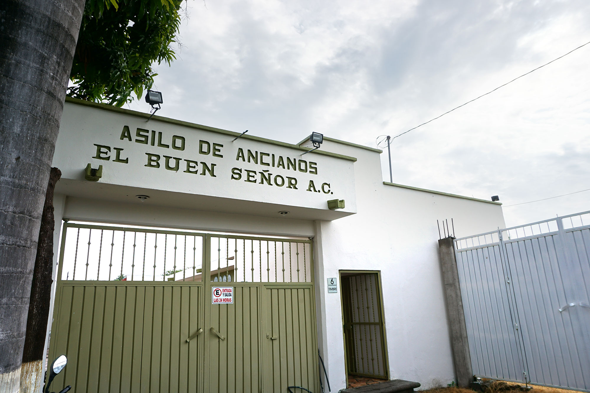 Manos jóvenes ayudando adulto mayor