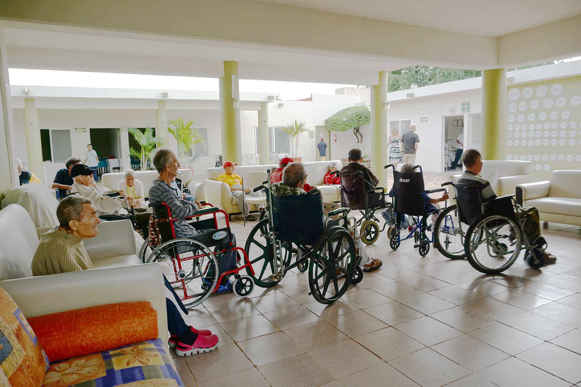 Manos jóvenes ayudando adulto mayor